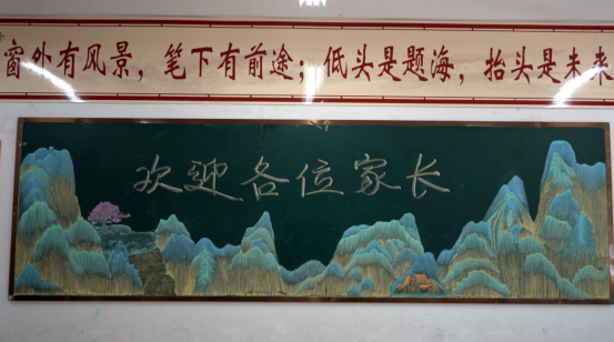 信阳女生黑板绘制《千里江山图》惊艳全网，获央媒点赞！