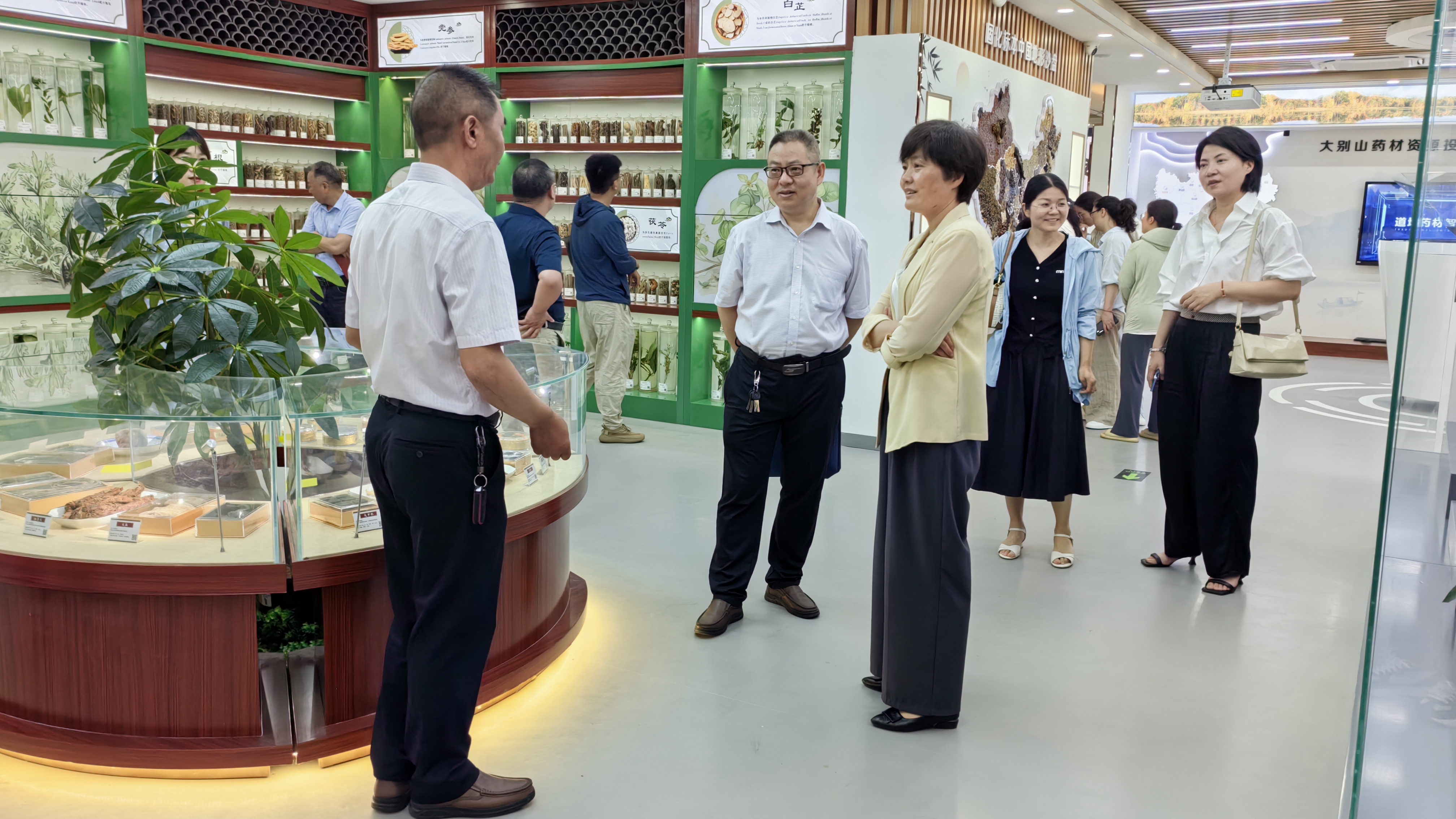 信阳市中医院领导一行到信阳职业技术学院考察交流