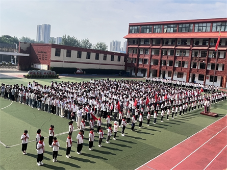 队旗飘扬筑梦想 童心向党系未来  潢川县实验小学教育集团北校举行新队员入队仪式