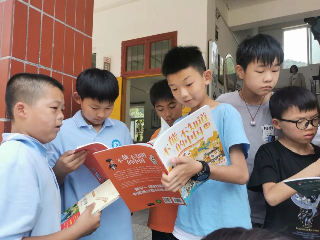 羚锐制药举行迎“六一”爱心物资捐赠活动